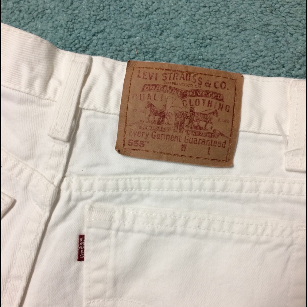 Vintage Levi’s 555 Guy’s Fit White Jean Shorts - Picture 4 of 11